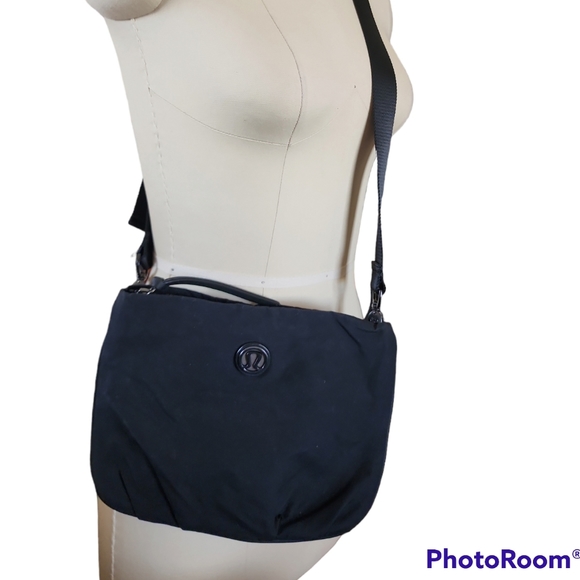 lululemon athletica Handbags - LULULEMON CROSSBODY EUC